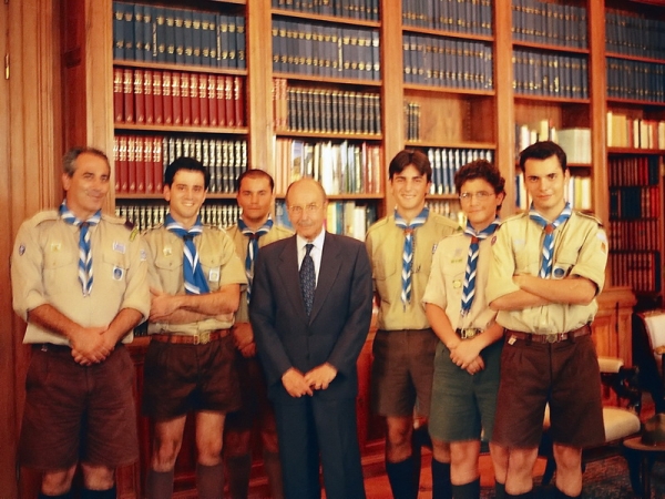 Φωτογραφία του Ιουλίου 2000: Ο ΠτΔ Κωνσταντίνος Στεφανόπουλος δέχεται στο Προεδρικό Μέγαρο αντιπροσωπεία προσκόπων του παλαιού Συστήματός του. Από αριστερά: Βίκτωρας Στιβανάκης (τότε επικεφαλής των Προσκόπων Πελοποννήσου), Θεόδωρος Δάσιος (τότε Αρχηγός του 2ου Συστήματος), Ντίνος Σπυρόπουλος (τότε Υπαρχηγός της 2ης Ομάδας Πάτρας), Γιώργος Αλανιάδης (τότε Αρχηγός της 2ης Ομάδας Πάτρας), Νικόλας Τσάκας (τότε Ενωμοτάρχης Αγριογάτων, της ενωμοτίας που ίδρυσε ο Κωνσταντίνος Στεφανόπουλος) και Δημήτρης Κουρμπανάς (τότε Ανιχνευτής της 2η Κοινότητας).